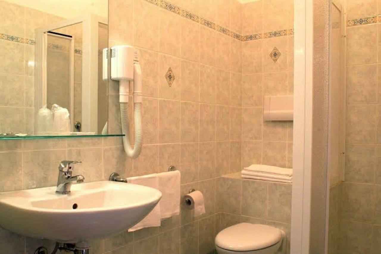Hotel Astor Limone sul Garda Exterior foto
